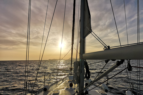 Croisière privée au coucher du soleil dans la ville de Rhodes