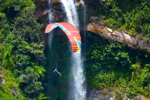 De Medellín: excursão privada de parapente sobre cachoeiras