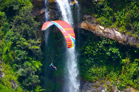 De Medellín: passeio de parapente em quadriciclo e cachoeira