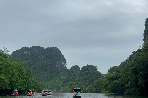 Ninh Bình: Bai Dinh, Trang An en Mua Cave dag privétourNinh Bình: Bai Dinh, Trang An en Mua Cave op de motor