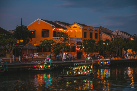 Hoi An: Sonnenuntergang mit hausgemachter Mahlzeit und Bootsfahrt