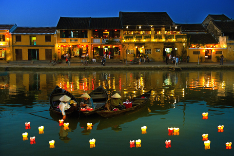 Hoi An di notte, gita in barca e massaggio ai piediHoi An di notte e gita in barca