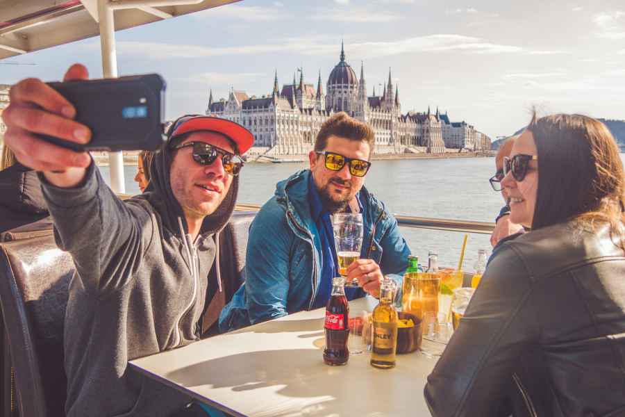 Budapest: Sightseeing-Bootstour mit 1 Drink
