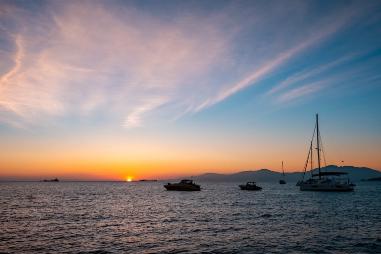 Mykonos: Kreuzfahrt bei Sonnenuntergang mit einem Buffet mit griechischen Köstlichkeiten