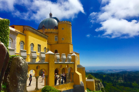 Da Lisbona: Tour del Palazzo Pena, Regaleira, Sintra e CascaisPunto di incontro a Lisbona