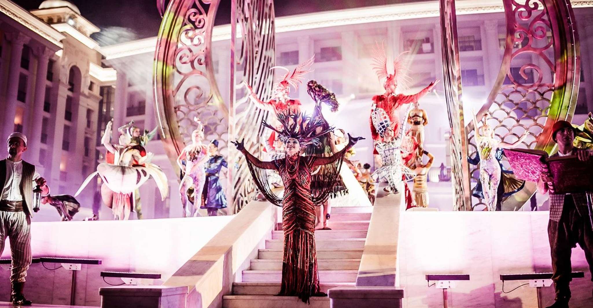 Das Land der Legenden Nacht Show von der Seite, - Hizvo
