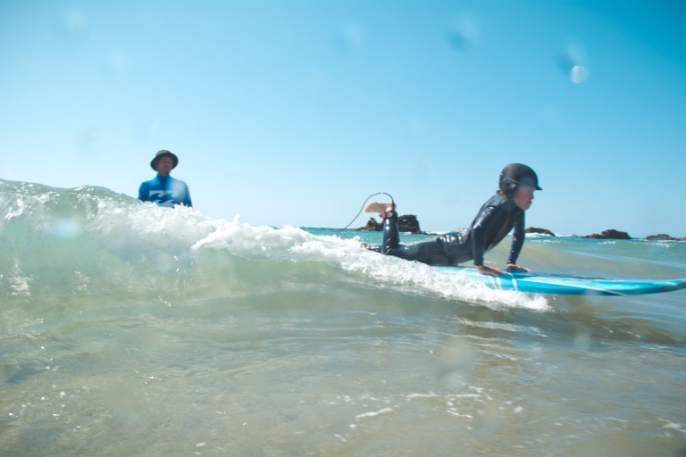 Kurs surfingu dla dzieci i rodzin na niekończących się plażach FuerteventuryKurs dla dzieci do lat 12 surfujących bez rodziców