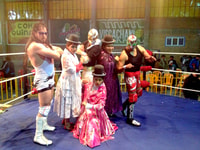 Mostrar lucha de Cholitas - Hizvo