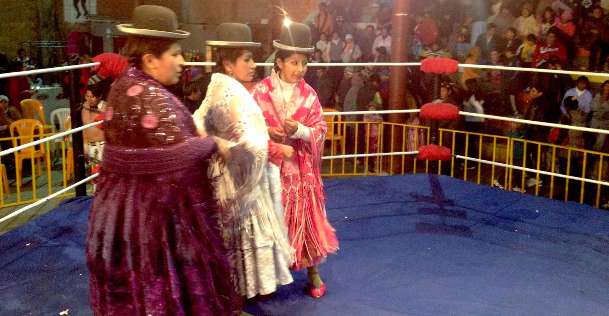 Cholitas Wrestling anzeigen - Hizvo