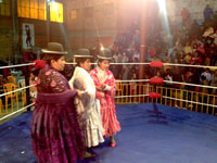 Mostrar lucha de Cholitas - Hizvo
