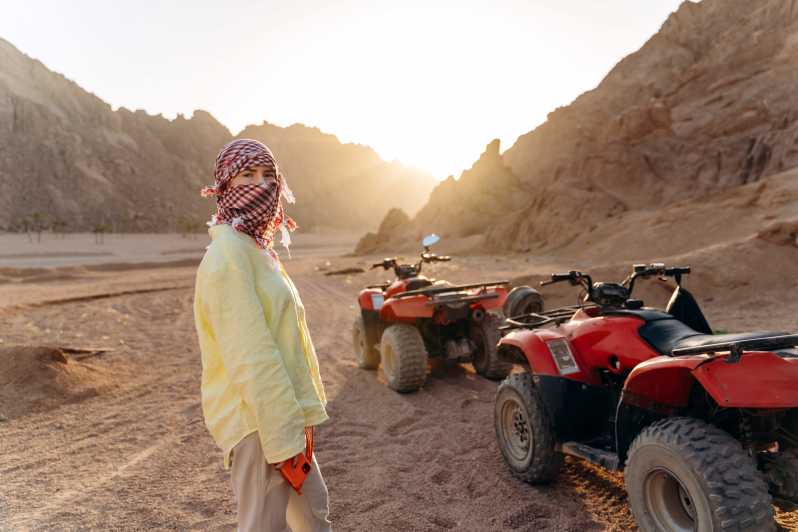 Hurghada: tour in quad al tramonto con cena e spettacolo