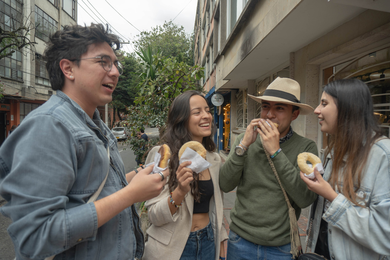 Bogotá: Recorrido gastronómico callejero por el barrio de La MacarenaTour de Comida Callejera en Bogotá (Barrio de La Macarena)