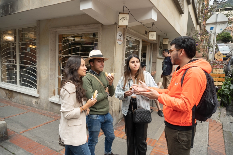Bogotá: Recorrido gastronómico callejero por el barrio de La MacarenaTour de Comida Callejera en Bogotá (Barrio de La Macarena)