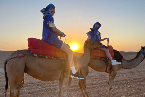 Giro in cammello al tramonto nel deserto di Agafay