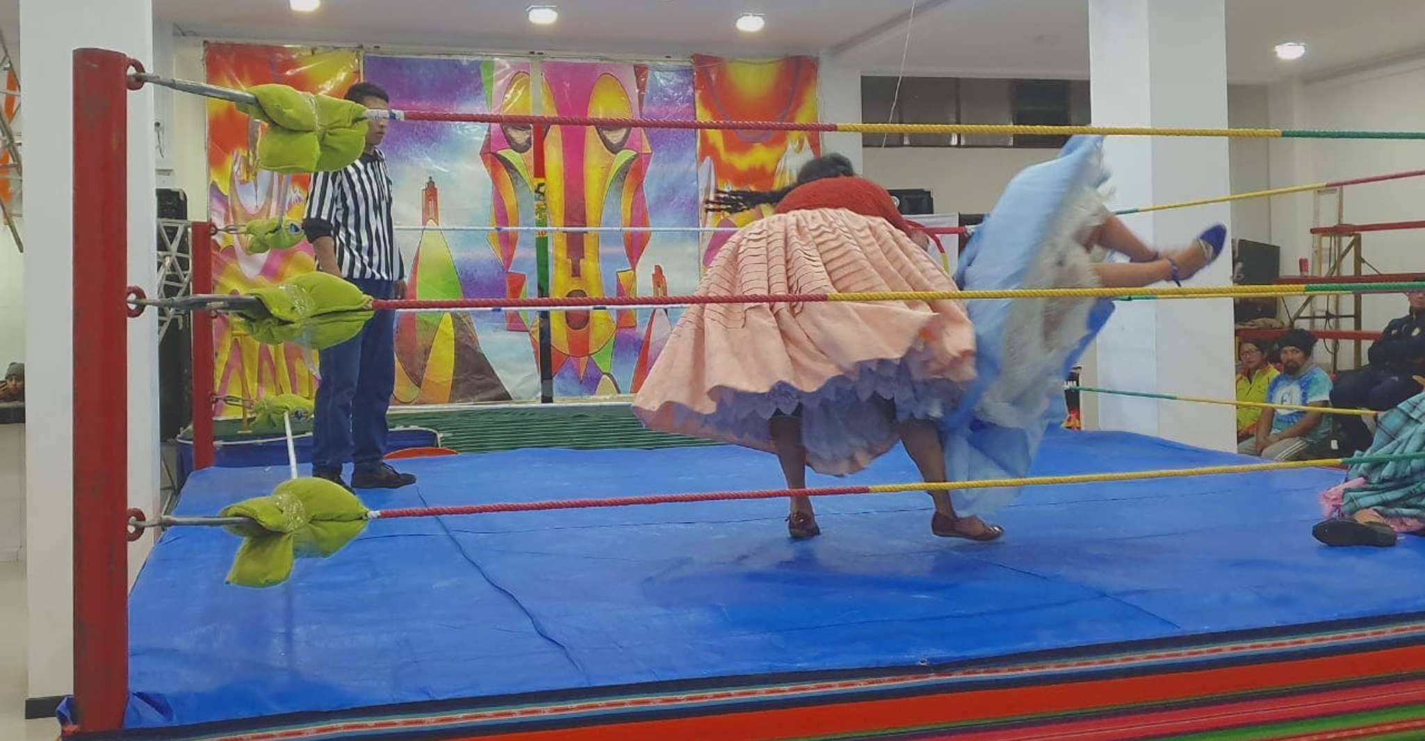 Cholitas Wrestling anzeigen - Hizvo