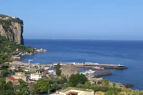 History and tasting of Neapolitan cuisine on the sea terrace