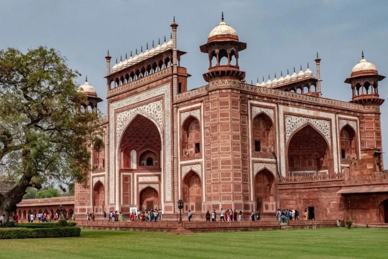 Same Day Private Taj Mahal Agra Fort Tour met boottochtAC-auto + chauffeur + gids + lunch in 5-sterrenhotel