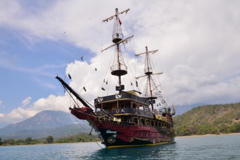 Antalya/Kemer:Ganztägige Monsterparty-Bootsfahrt zu den Buchten von KemerTour mit Abholung und Rückfahrt von Antalya, Belek, Lara, Kundu