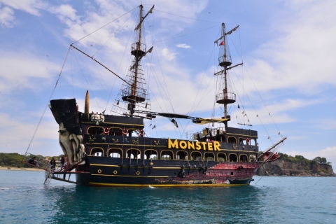 Antalya/Kemer: Monsterfeestboottocht van een hele dag naar de baaien van KemerTour met ophalen en wegbrengen van Antalya, Belek, Lara, Kundu