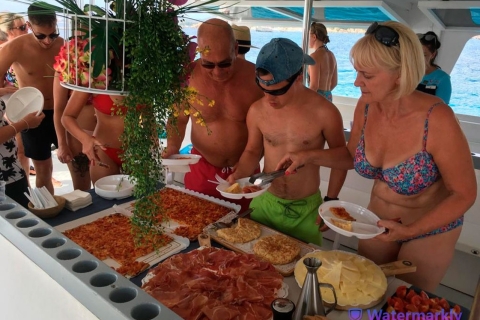 From Magaluf: Palma Bay Boat Trip with Live Music From Magaluf: Palma de Mallorca Experience