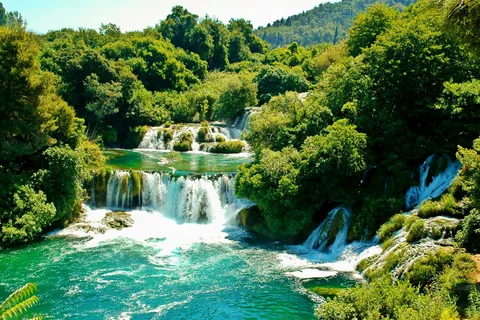 Depuis Zadar : Krka Waterfalls Day Tour avec tour en bateau et guide