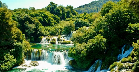 Ab Zadar: Tagestour zu den Krka-Wasserfällen mit Bootsfahrt & Guide