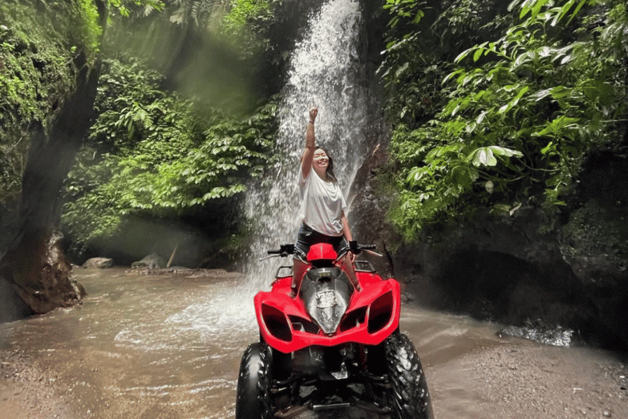 Ubud: Dschungel, Wasserfall und Tunnel ATV Tour & Mittagessen Optionen. Foto: GetYourGuide Ubud: Dschungel, Wasserfall und Tunnel ATV Tour & Mittagessen Optionen. Foto: GetYourGuide