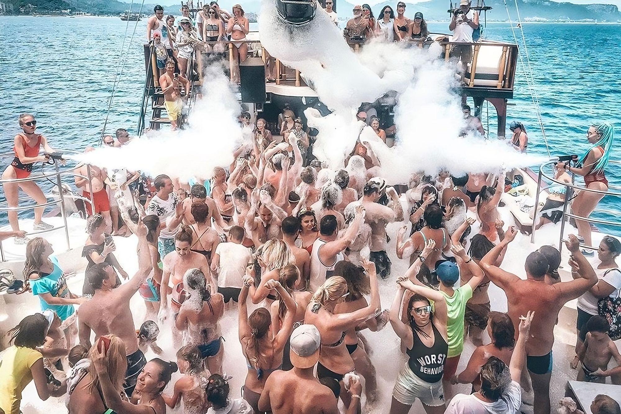 Antalya/Kemer: Luxuriöse All-Inclusive-Partybootfahrt mit Mittagessen
