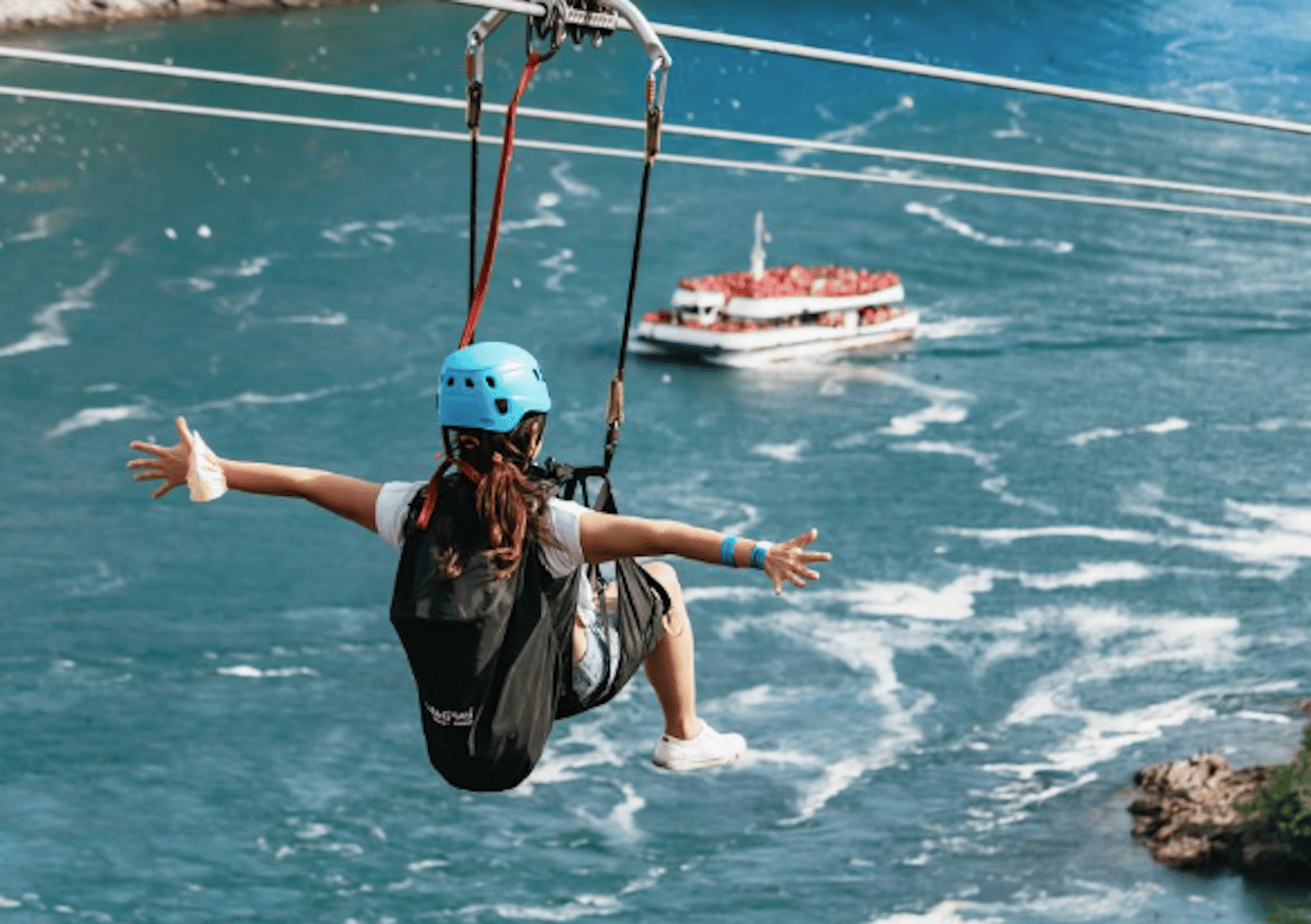 Niagarafälle, Kanada: Early Bird Zip Line zu den Wasserfällen
