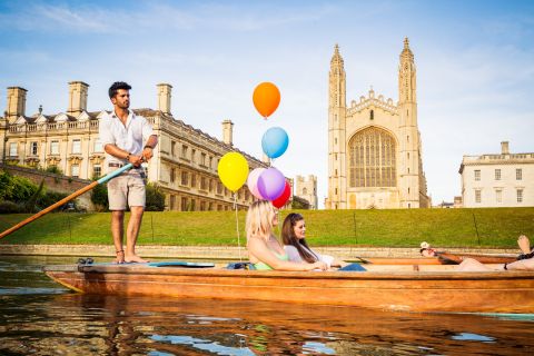 Cambridge: tour di punting condiviso con guida