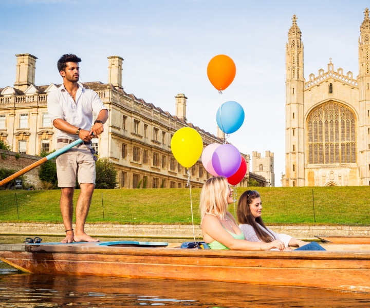Cambridge: tour di punting condiviso con guida