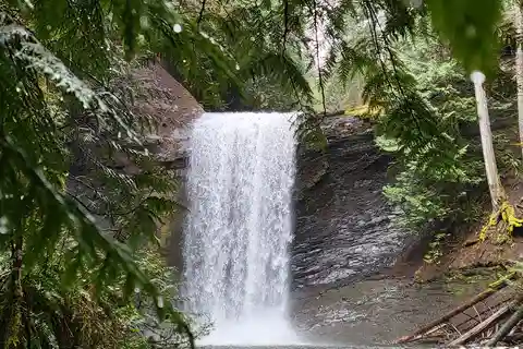 Nanaimo: Vancouver Island Waterfalls, Vistas, Hikes & Caves