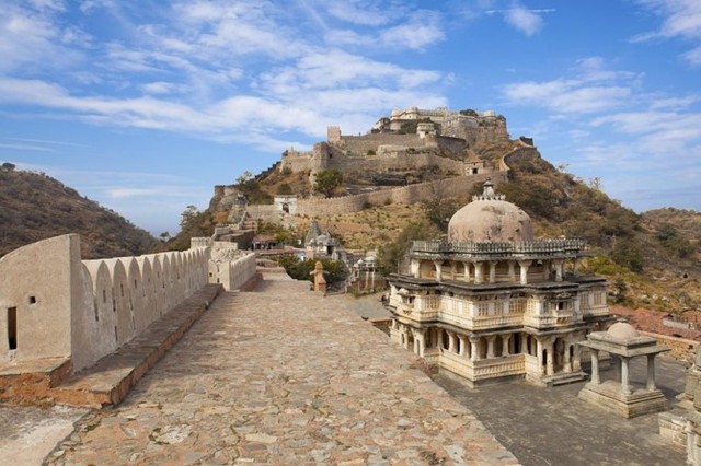 Visit Kumbhalgarh Fort and Jain Temple from Jodhpur To Udaipur in Jodhpur to Jaisalmer