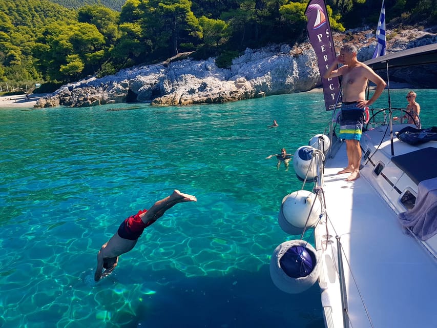 Du port de Skiathos, journée de navigation en bateau avec déjeuner - Hizvo
