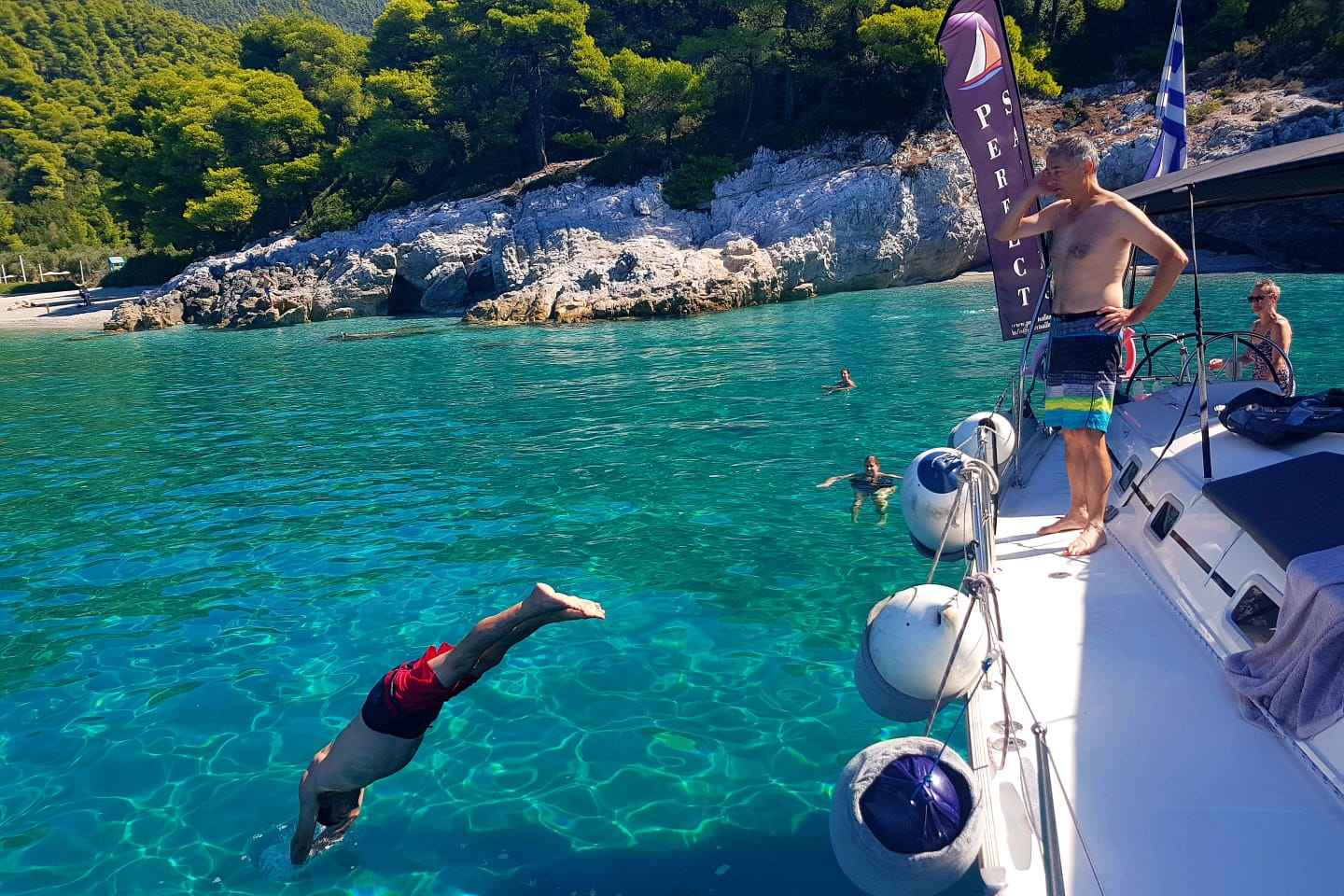 从斯基亚索斯港出发：含午餐的精彩日间帆船之旅