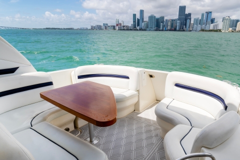 Miami Beach : croisière en yacht privé avec champagneBateau privé Sundancer de 34 pieds pouvant accueillir jusqu'à 10 personnes