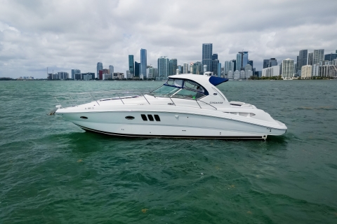 Miami Beach: Private Yacht-Kreuzfahrt mit ChampagnerPrivates 34-Fuß Sundancer Boot für bis zu 10 Personen