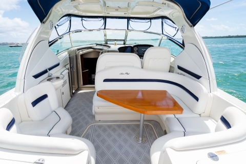 Miami Beach: Private Yacht-Kreuzfahrt mit ChampagnerPrivates 34-Fuß Sundancer Boot für bis zu 10 Personen