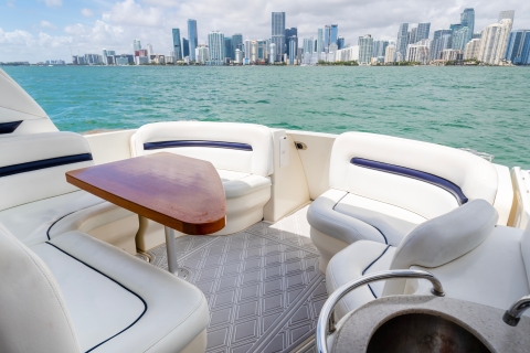Miami Beach : croisière en yacht privé avec champagneBateau privé Sundancer de 34 pieds pouvant accueillir jusqu'à 10 personnes