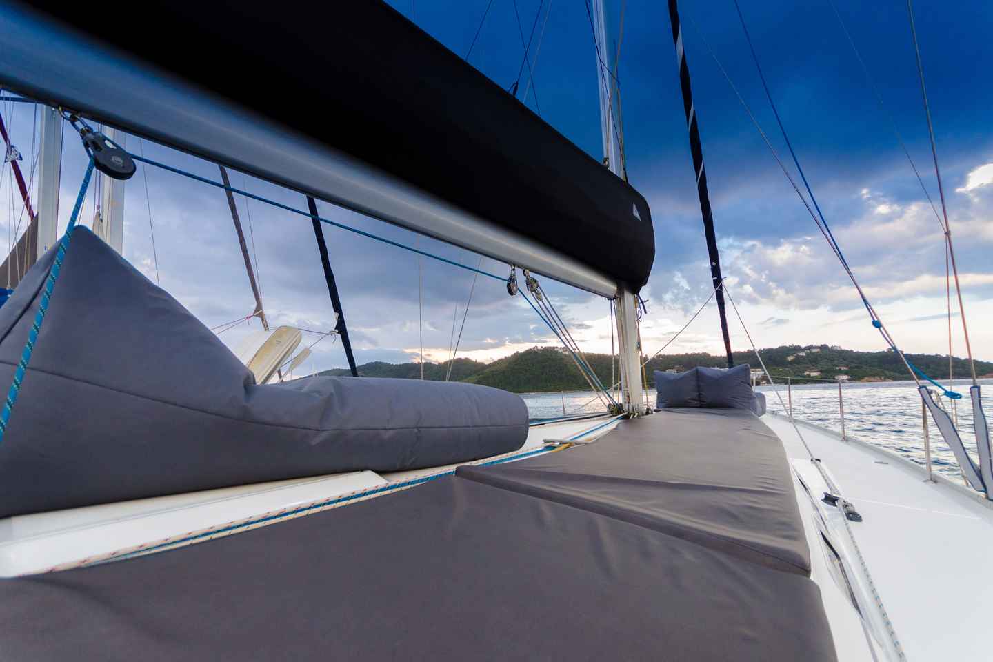 从斯基亚索斯港出发：含午餐的精彩日间帆船之旅