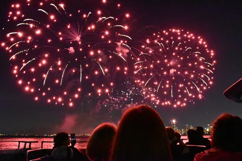 Chicago: Cruzeiro de fogos de artifício de verão com óculos 3D e música