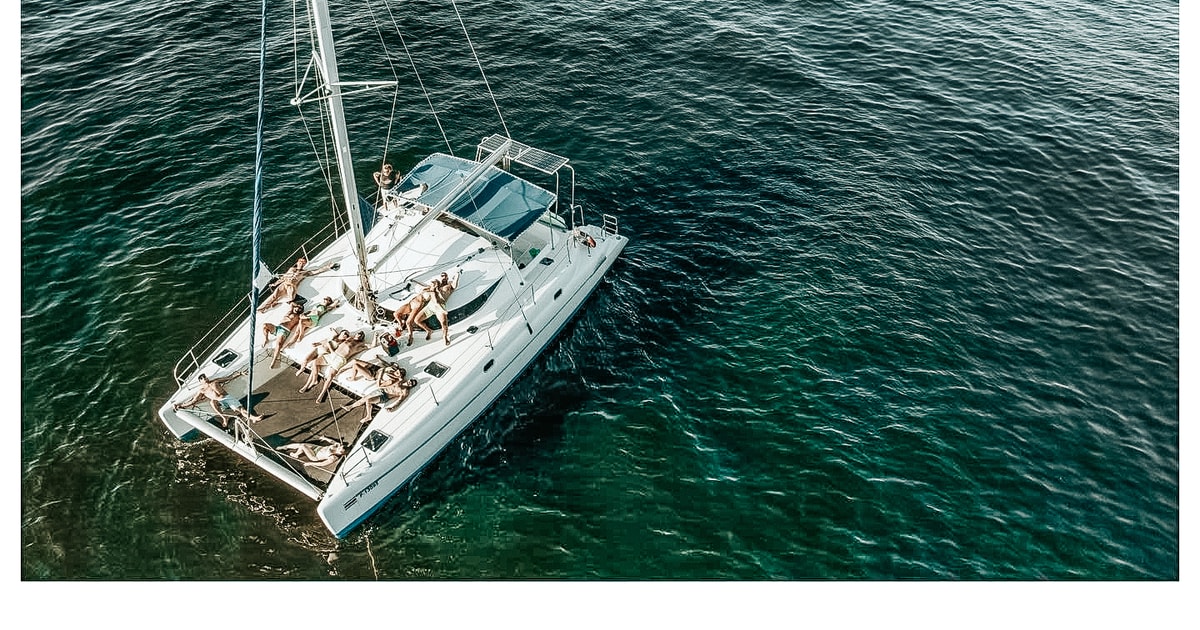 Tamarindo tour privato in catamarano a vela e snorkeling GetYourGuide