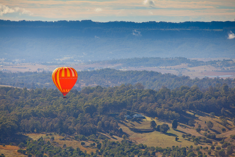 Brisbane: Heißluftballonfahrt mit Winzerfrühstück