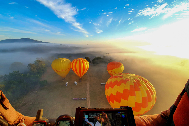 Brisbane: Vuelo en globo aerostático con desayuno en un viñedo