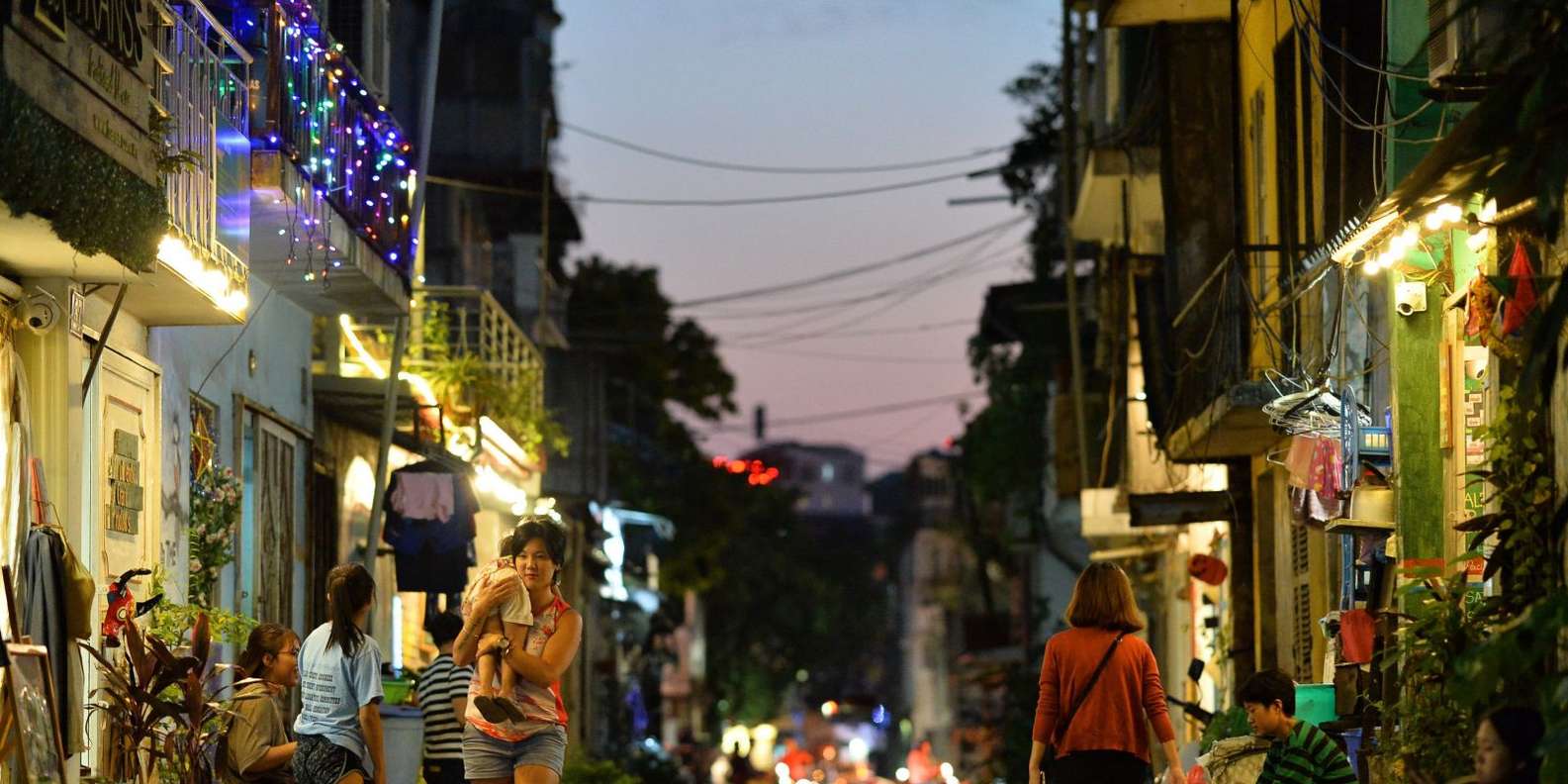 Crossing the road in Hanoi's old quarter, Hanoi, Vietnam Stock Photo - Alamy