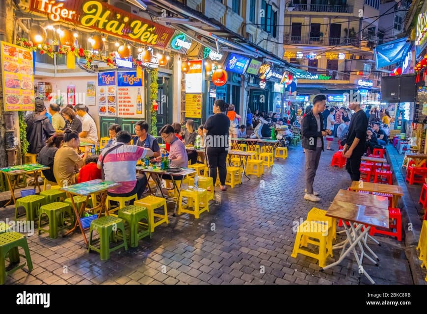 Crossing the road in Hanoi's old quarter, Hanoi, Vietnam Stock Photo - Alamy