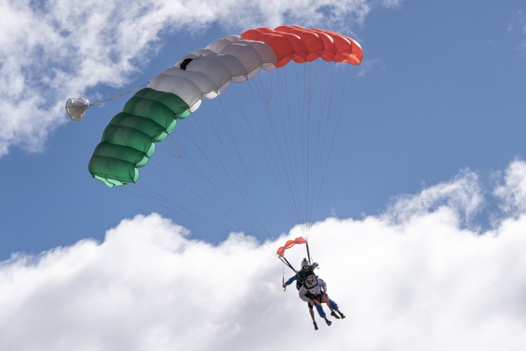 Adelaida: Paracaidismo en tándem sobre el lago AlexandrinaParacaidismo de 15.000 pies