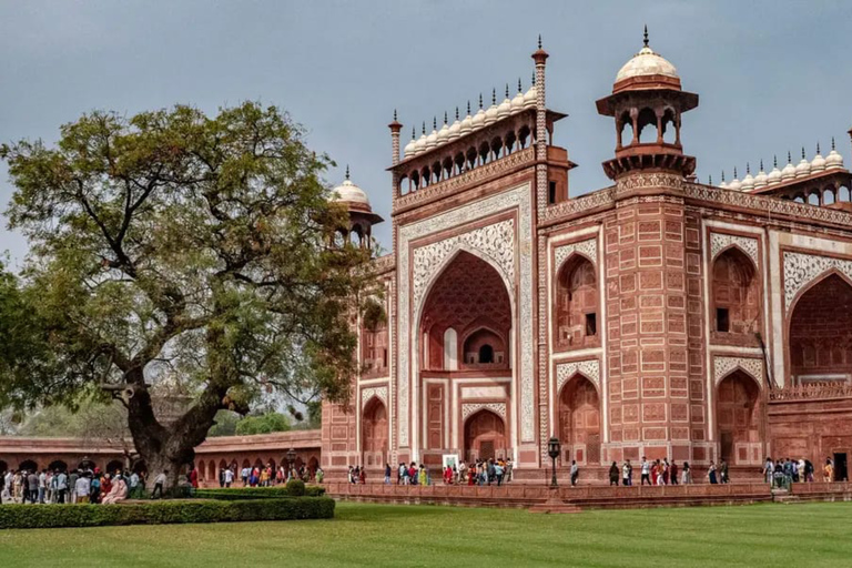 Visite privée du Taj Mahal au lever du soleil : Journée au Fort d'Agra Baby TajGuide et voiture - sans petit déjeuner ni billets d'entrée