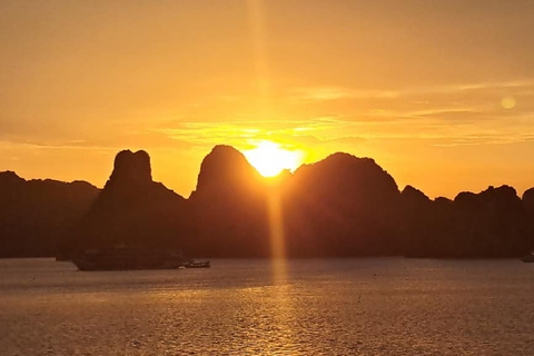 Croisière de 3 jours dans la baie de Bai Tu Long, grotte, kayak, baignade