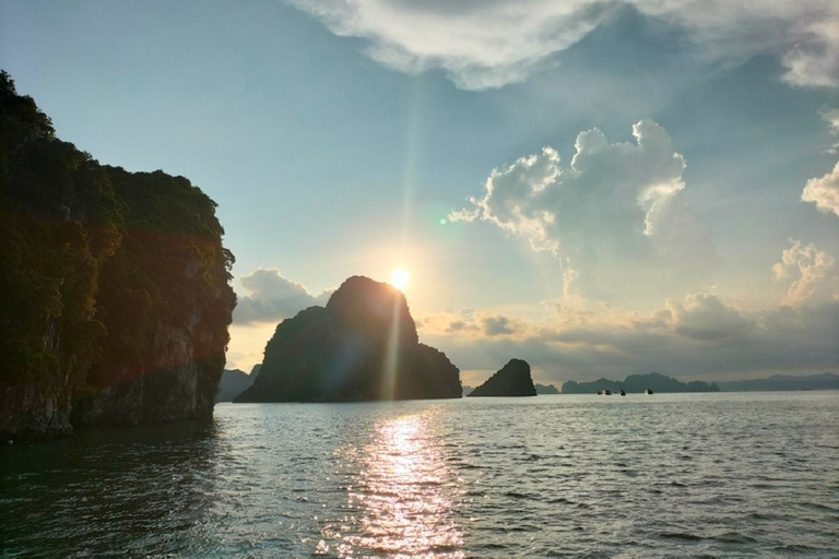 Croisière de 3 jours dans la baie de Bai Tu Long, grotte, kayak, baignade